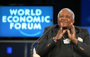 800px-Desmond_tutu_wef